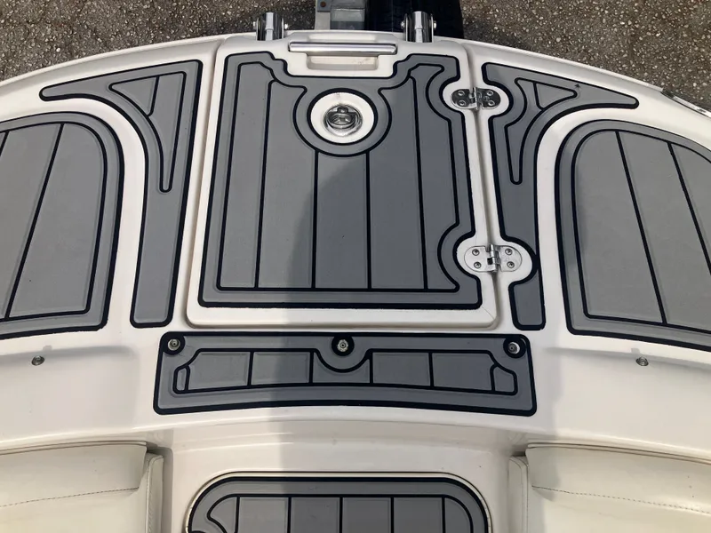 Slide: The Image of Rear view of a 2006 Monterey 263 ES boat deck. - 18