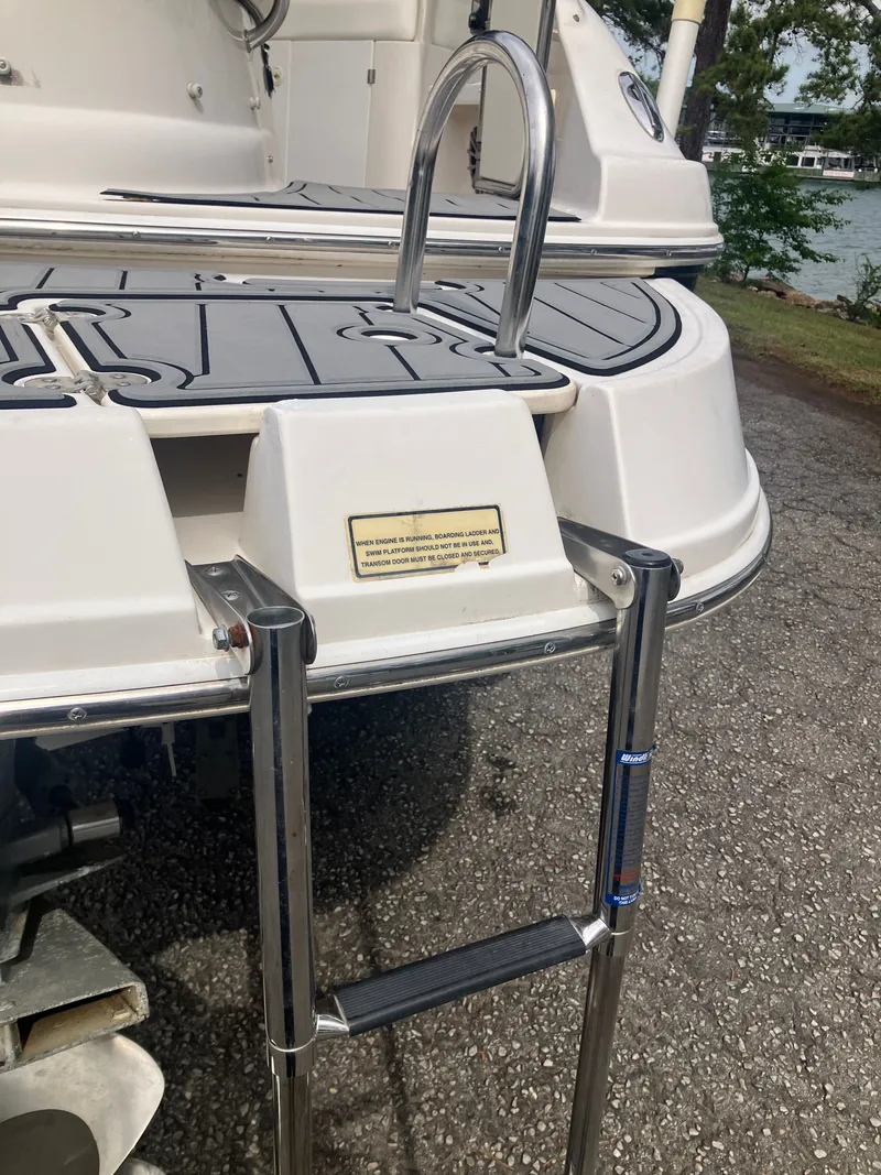 Slide: The Image of Monterey 263 ES 2006 boat with retractable swim ladder. - 8