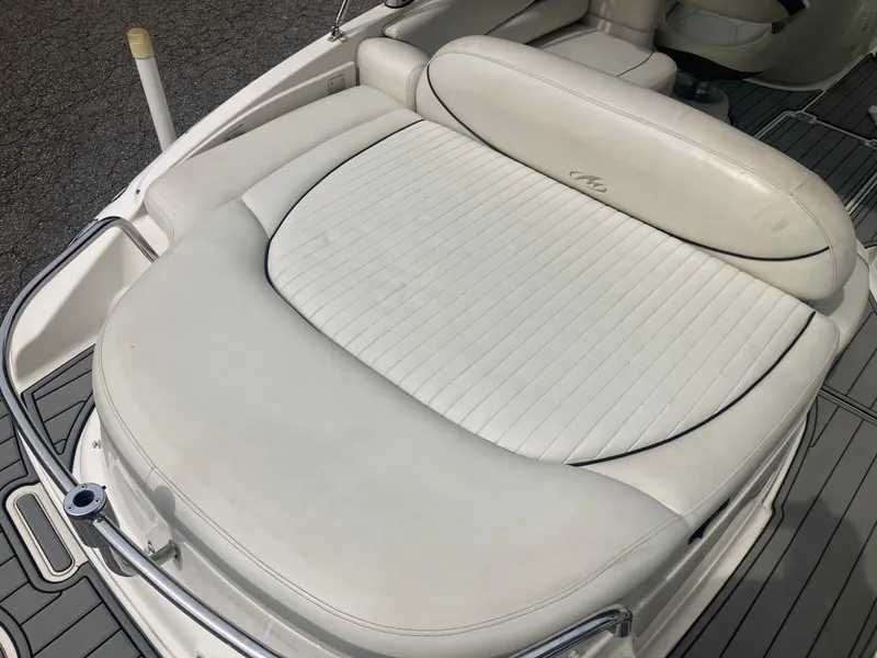 Slide: The Image of 2006 Monterey 263 ES boat with white upholstered seating. - 9