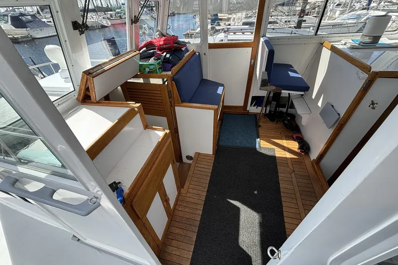 Slide: The Image of Roughwater 35 - Salon / Interior - 4