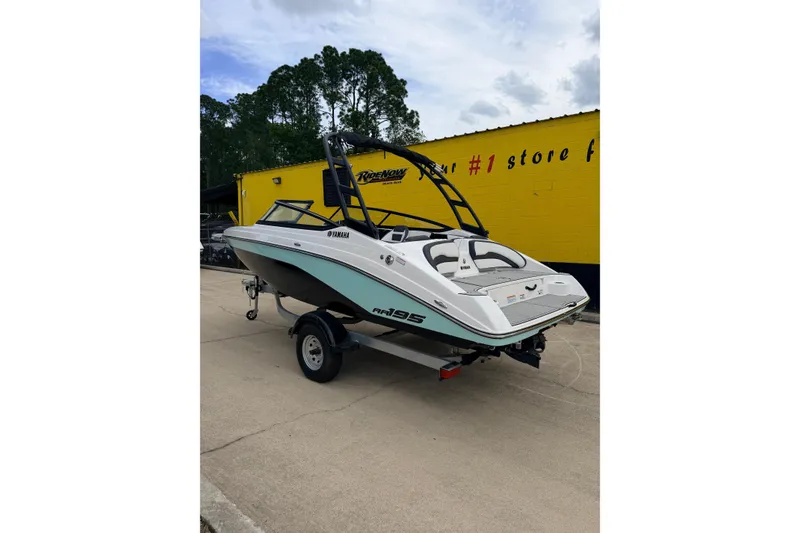 Slide: The Image of Yamaha AR195 boat 2026 on trailer in front of yellow building. - 4