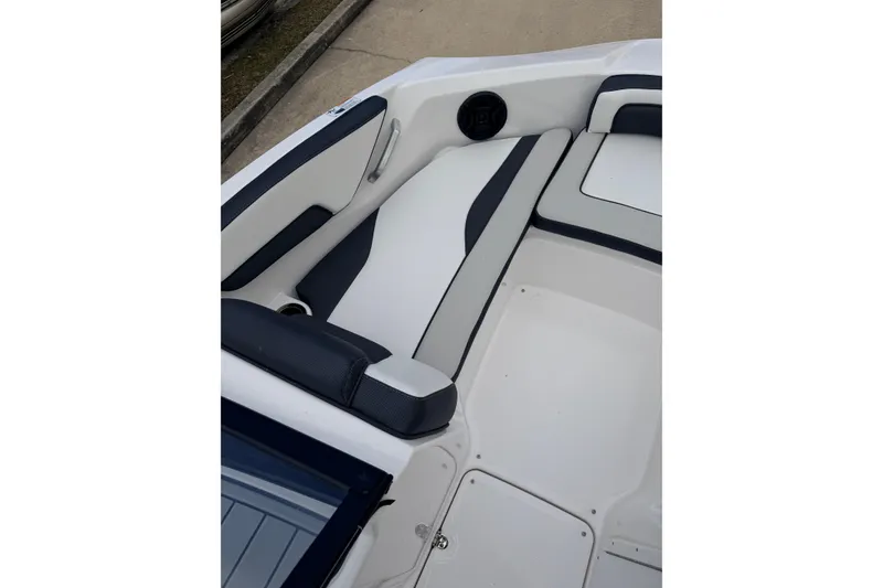 Slide: The Image of Interior of 2026 Yamaha Boats AR195 with stylish seating. - 9