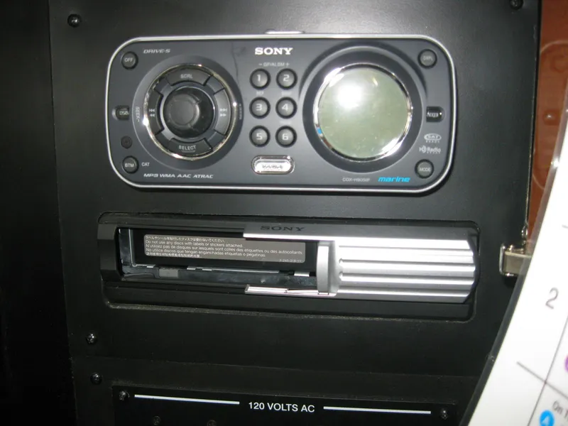 Slide: The Image of Sony Marine Stereo in Sea Ray 270 Sundancer 2009. - 35