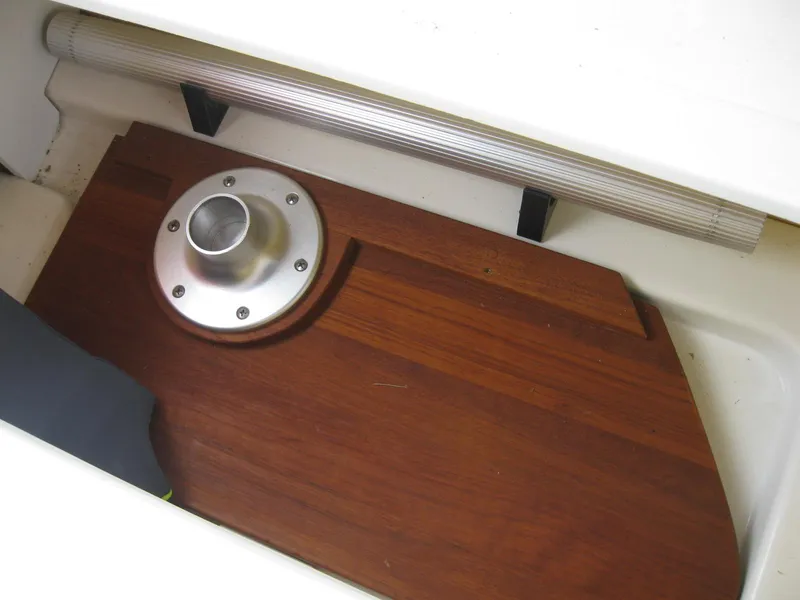 Slide: The Image of Wooden deck on Sea Ray 270 Sundancer 2009 boat. - 37