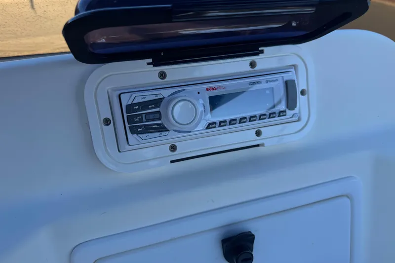 Slide: The Image of Boat stereo system on a 2007 Commander 2300LX, featuring a Boss Audio unit. - 20