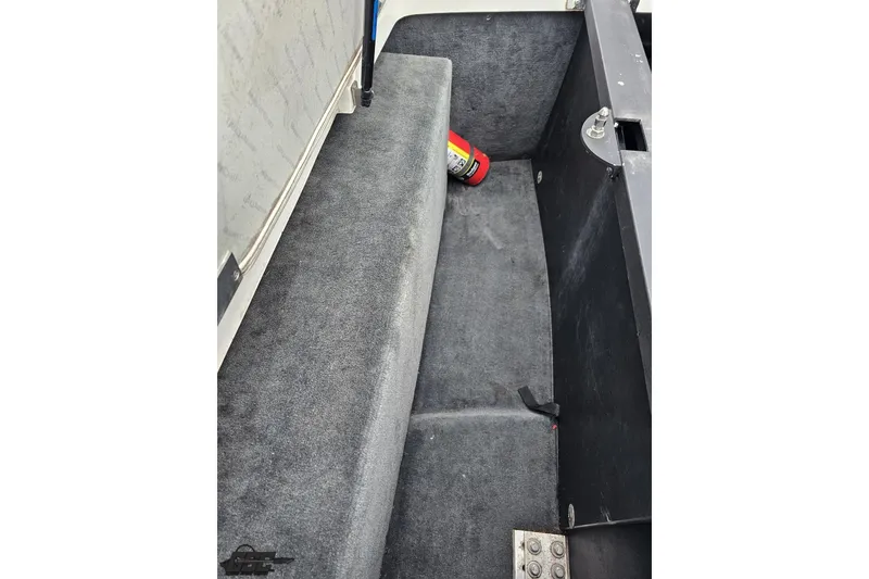 Slide: The Image of 2005 MasterCraft X-2 interior with gray carpet and fire extinguisher. - 85