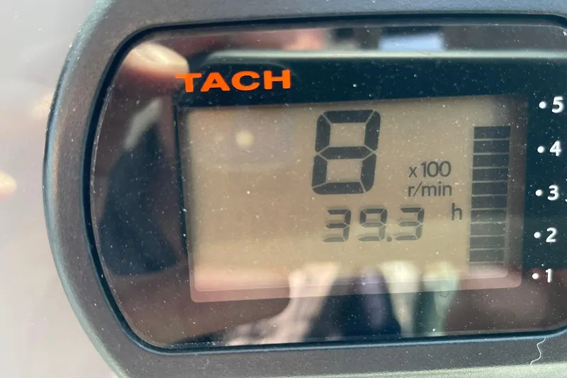Slide: The Image of Tachometer display showing 800 RPM and 39.3 hours on a 2006 Protector Targa 28. - 56