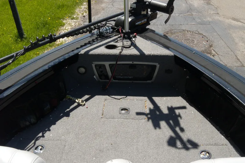 Slide: The Image of 2016 Tracker Targa V-18 WT boat interior with Minn Kota trolling motor. - 7