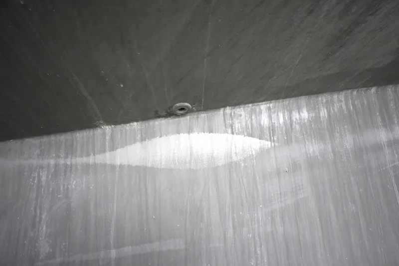 Slide: The Image of Waterline 50 boat hull with visible water streaks, 2006 model. - 120
