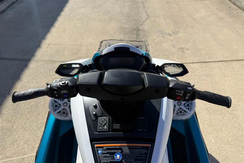 Slide: The Image of 2026 Yamaha WaveRunner FX Cruiser HO handlebars and controls, showcasing advanced features. - 15