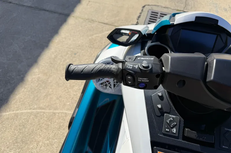 Slide: The Image of 2026 Yamaha WaveRunner FX Cruiser HO handlebar controls, featuring cruise and trim settings. - 16