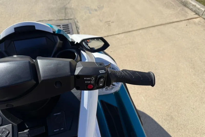 Slide: The Image of 2026 Yamaha WaveRunner FX Cruiser HO handlebar controls in sunlight. - 18