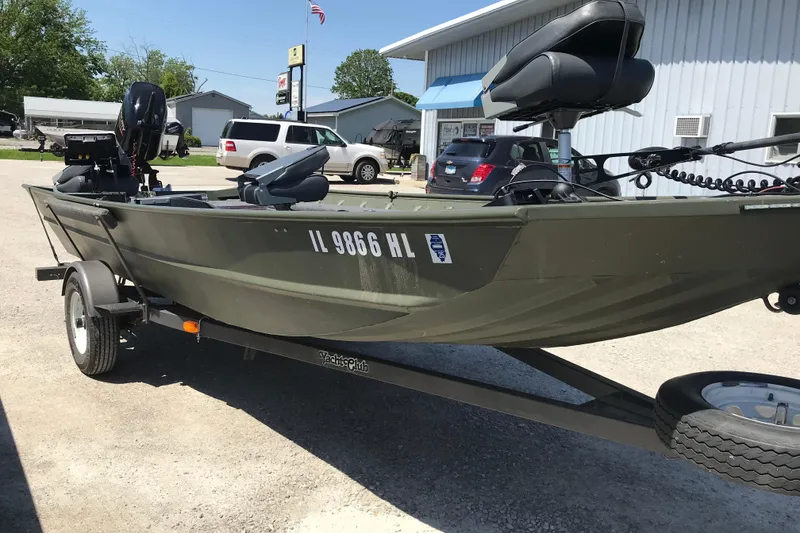 Slide: The Image of 1992 Alweld 1856VV Large Vee Bottom boat on trailer, parked outdoors. - 18