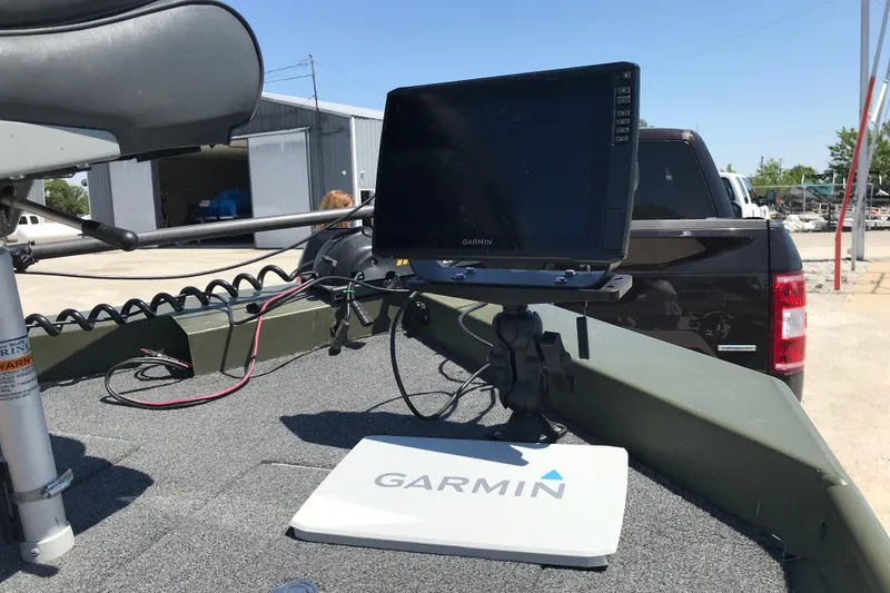 Slide: The Image of 1992 Alweld 1856VV boat with Garmin navigation system on deck. - 27