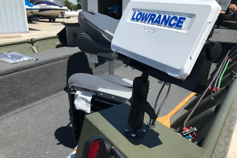 Slide: The Image of 1992 Alweld 1856VV boat interior with Lowrance HDS fishfinder and seating. - 30