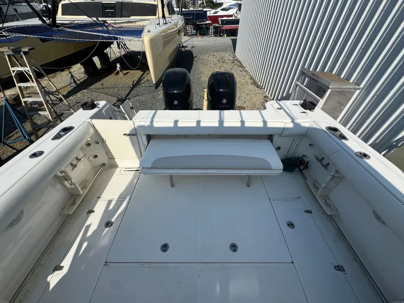 Slide: The Image of Boston Whaler 305 Conquest 2006, spacious deck with seating bench. - 13