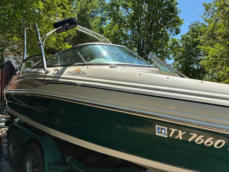 The Image of 2005 Sea Ray 200 Sundeck boat parked outdoors. - 0