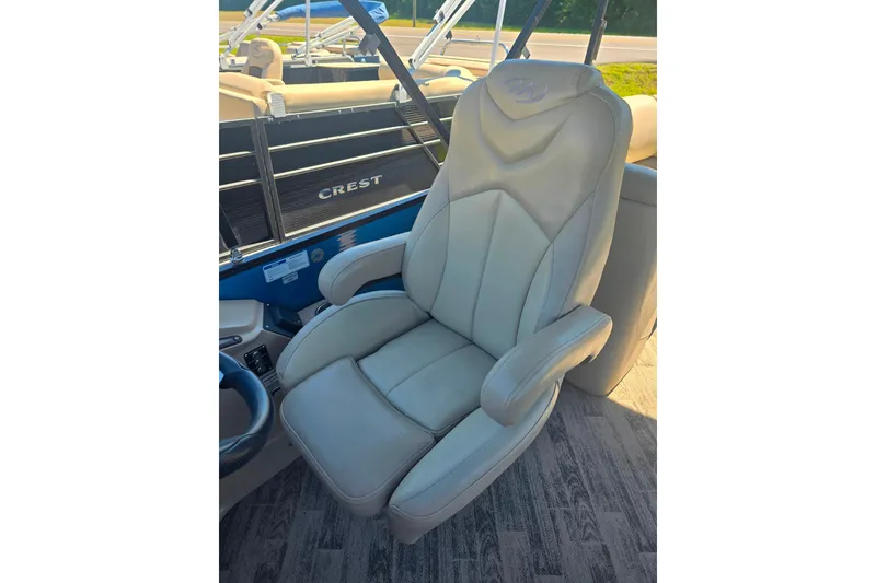 Slide: The Image of Luxurious captain's chair on 2018 Manitou 23 Encore SL pontoon boat. - 3