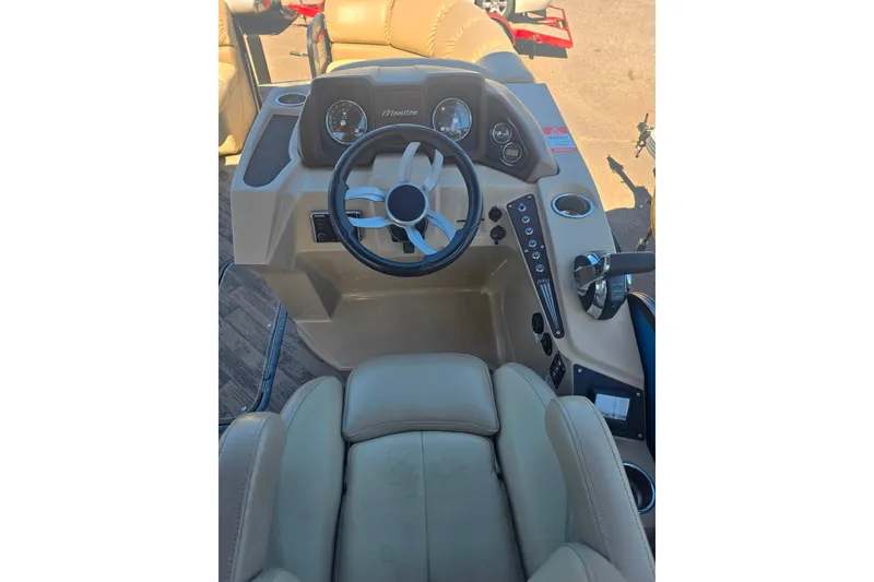 Slide: The Image of Captain's seat and helm of 2018 Manitou 23 Encore SL boat. - 5