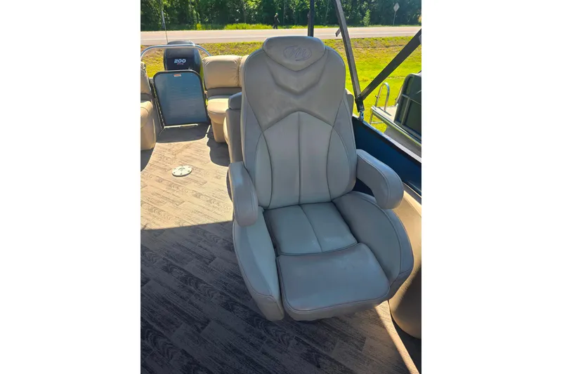Slide: The Image of Captain's chair on 2018 Manitou 23 Encore SL pontoon boat, featuring plush seating. - 9