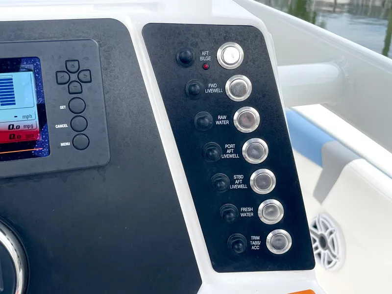 Slide: The Image of Robalo 246 Cayman 2022 - 13