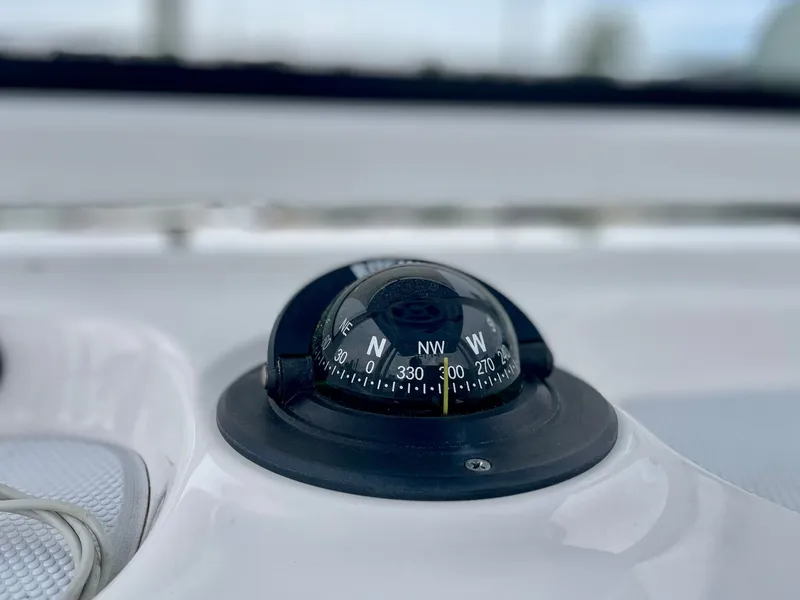 Slide: The Image of Robalo 246 Cayman 2022 - 15