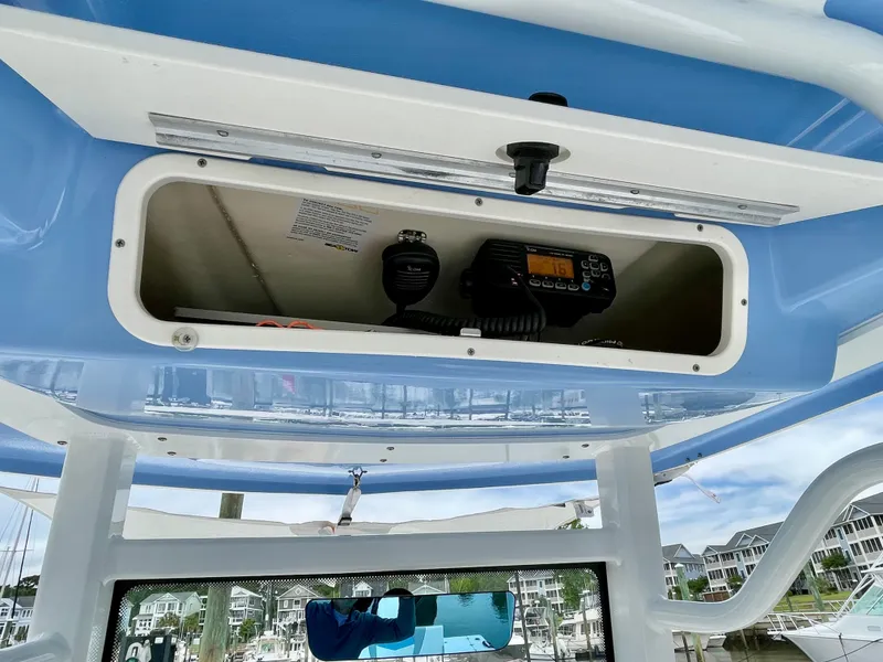 Slide: The Image of Robalo 246 Cayman 2022 - 17
