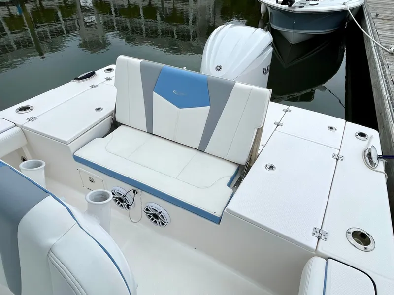Slide: The Image of Robalo 246 Cayman 2022 - 24