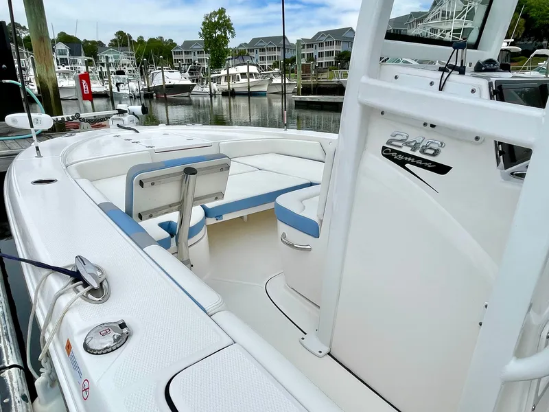 Slide: The Image of Robalo 246 Cayman 2022 - 27