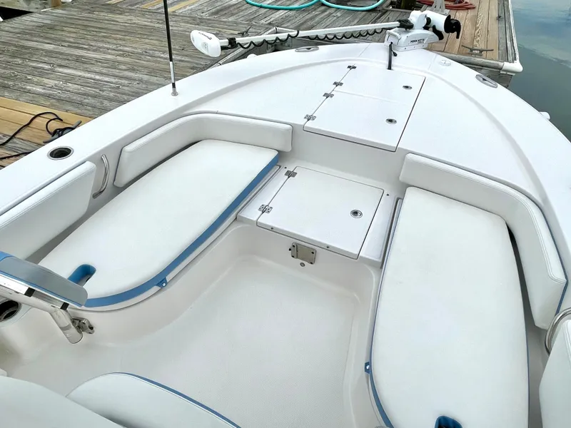 Slide: The Image of Robalo 246 Cayman 2022 - 28
