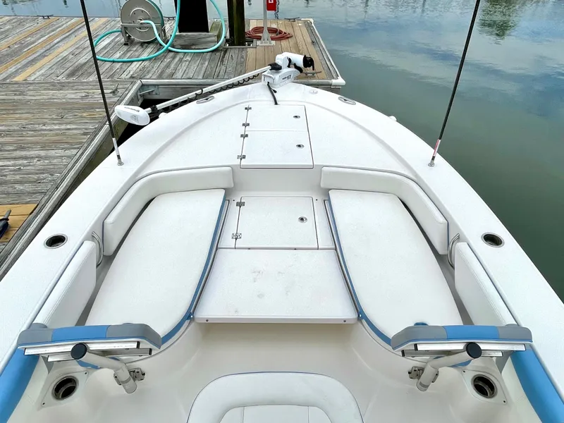 Slide: The Image of Robalo 246 Cayman 2022 - 32