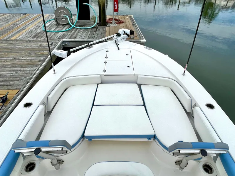 Slide: The Image of Robalo 246 Cayman 2022 - 33