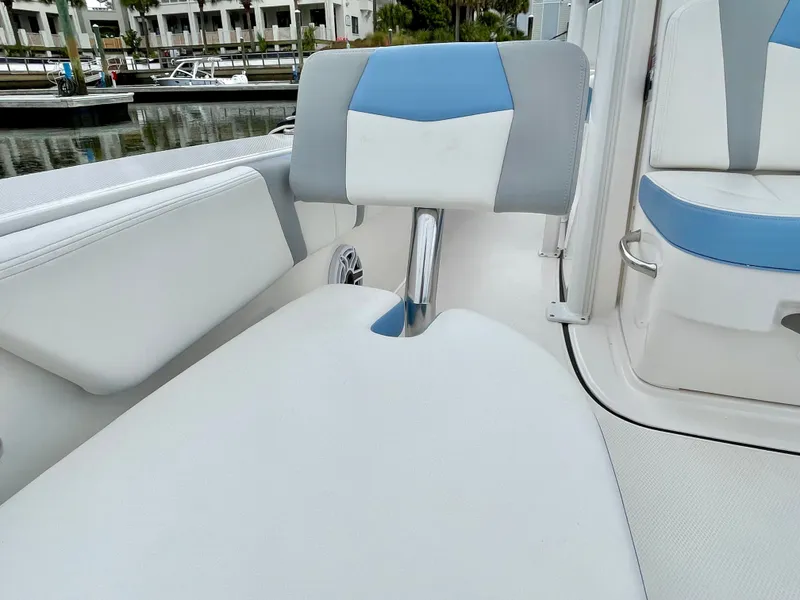 Slide: The Image of Robalo 246 Cayman 2022 - 37