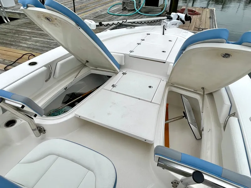 Slide: The Image of Robalo 246 Cayman 2022 - 42