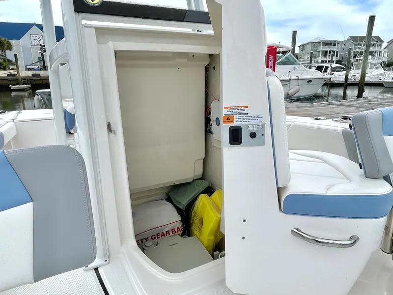 Slide: The Image of Robalo 246 Cayman 2022 - 51
