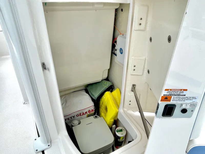Slide: The Image of Robalo 246 Cayman 2022 - 52