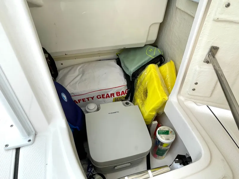 Slide: The Image of Robalo 246 Cayman 2022 - 53