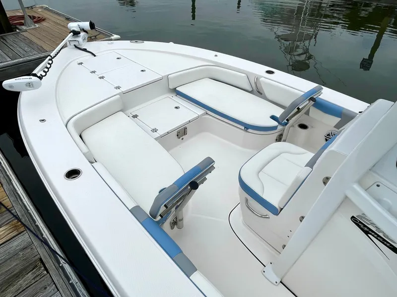 Slide: The Image of Robalo 246 Cayman 2022 - 7