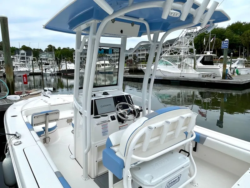 Slide: The Image of Robalo 246 Cayman 2022 - 8
