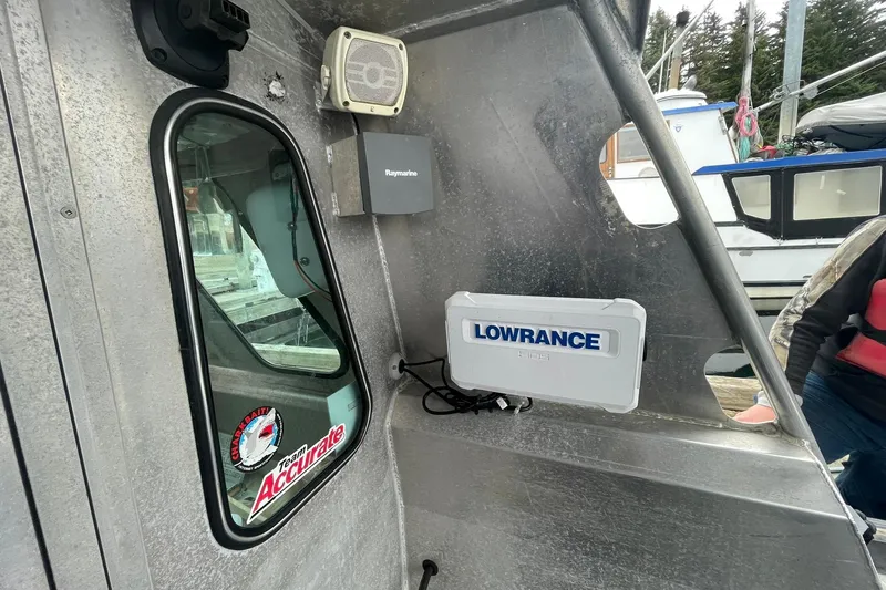 Slide: The Image of Boat interior with Lowrance and Raymarine equipment, Lifetimer 3540, 2005 model. - 23