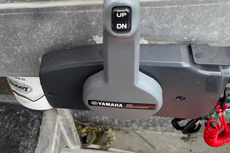 Slide: The Image of Yamaha 703 remote control on Lifetimer 3540 boat, 2005 model. - 5