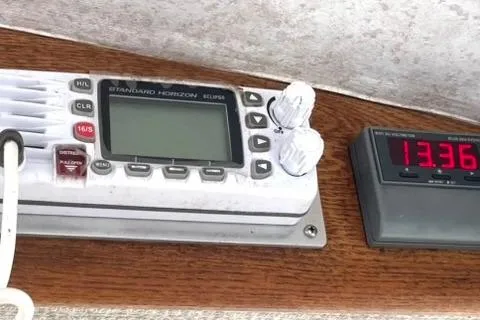 Slide: The Image of Marine radio and digital display on Lifetimer 3540, 2005 model. - 8