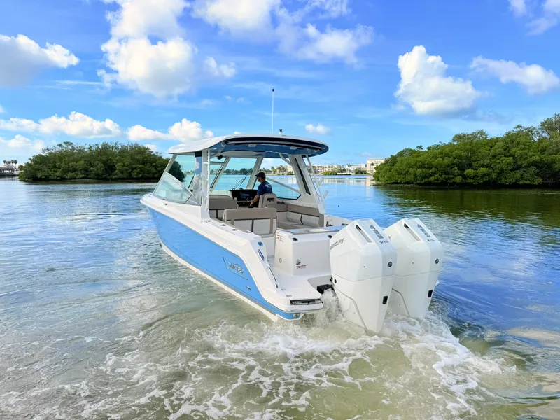Slide: The Image of Boston Whaler 330 Vantage 2027 - 18