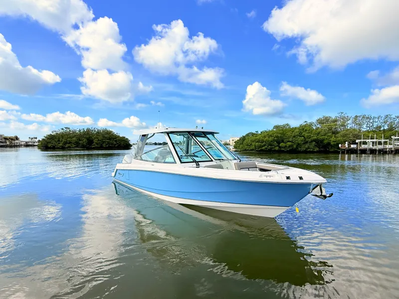 Slide: The Image of Boston Whaler 330 Vantage 2027 - 9