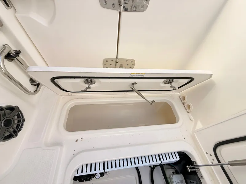Slide: The Image of Boston Whaler 330 Vantage 2027 - 31