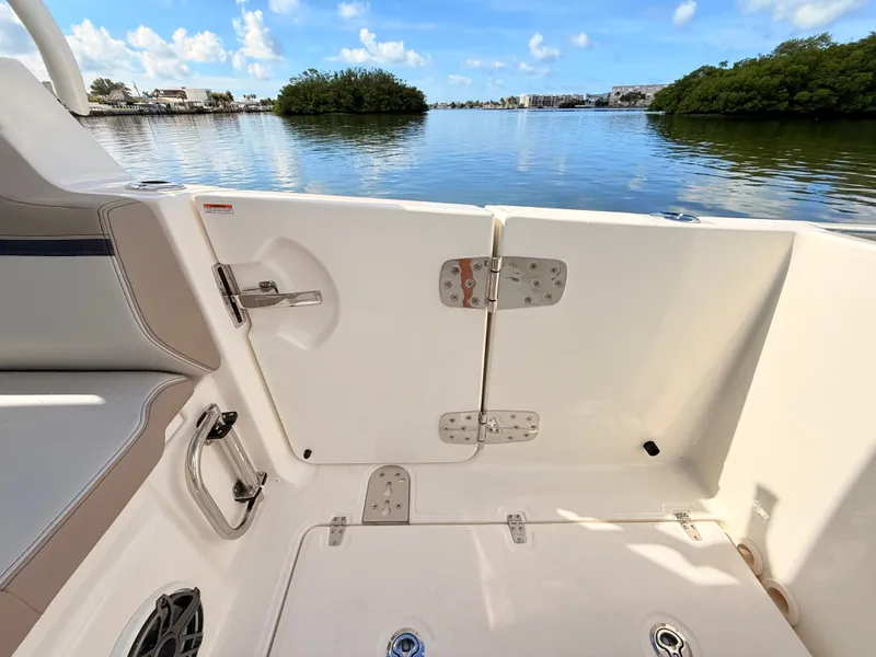 Slide: The Image of Boston Whaler 330 Vantage 2027 - 32