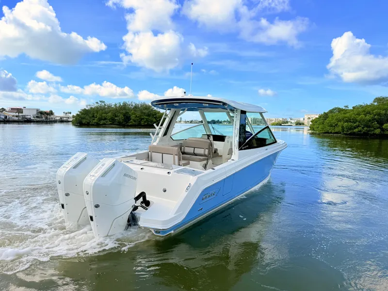 Slide: The Image of Boston Whaler 330 Vantage 2027 - 15