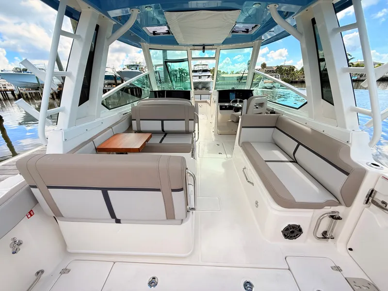 Slide: The Image of Boston Whaler 330 Vantage 2027 - 41