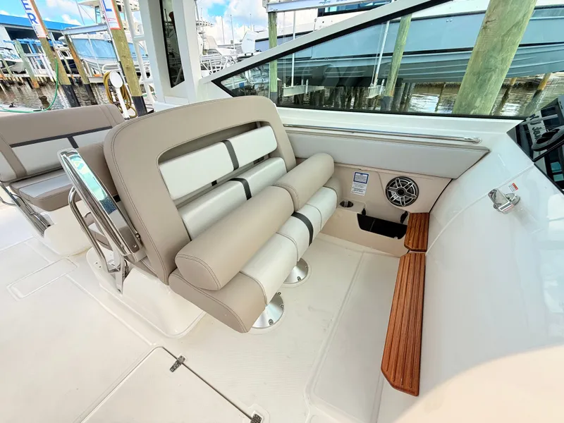 Slide: The Image of Boston Whaler 330 Vantage 2027 - 58