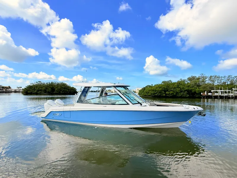 Slide: The Image of Boston Whaler 330 Vantage 2027 - 10